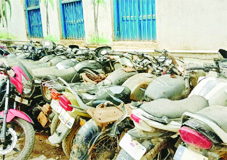 थाना शिवपुर में दो पहिया लावारिस वाहनों की नीलामी