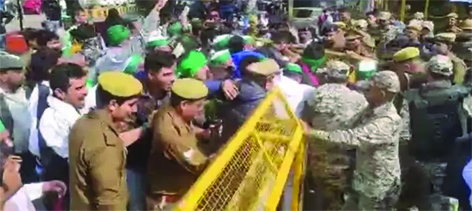 मेरठ में उग्र हुए किसान: राकेश टिकैत की अगुवाई में ट्रैक्टर मार्च के दौरान पुलिस से झड़प, बैरीकेडिंग तोड़ आगे बढ़े प्रदर्शनकारी  