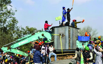 किसानों का दिल्ली कूच : पंढेर बोले- हमें मार दीजिए, किसानों पर अत्याचार बंद करिए, केंद्र ने कहा- बातचीत से ही निकलेगा हल