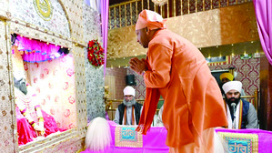 योगी ने रविदास मंदिर में टेका मत्था