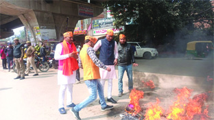 वाराणसी में भाजपा कार्यकर्ताओं ने फूँका अखिलेश यादव का पुतला