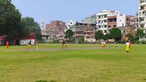 धोती पहन, तिलक-चंदन लगाकर मैदान में उतरे वेदपाठी बटुक, लगाए चौके-छक्के