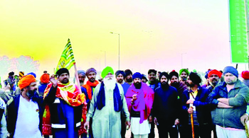 दूसरे दिन भी दिल्ली कूच पर अड़े किसान