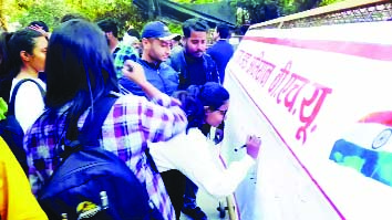 विश्वनाथ मंदिर के सामने तिरंगा झंडा स्थापित करने की मांग