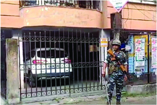 बंगाल स्कूल भर्ती घोटाला में पार्थ के करीबियों के यहां ईडी का छापा बंगाल स्कूल भर्ती घोटाला में पार्थ के करीबियों के यहां ईडी का छापा