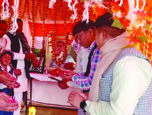 पुलवामा हमले में शहीद रमेश यादव के घर पहुंचे कांग्रेस प्रदेश अध्यक्ष अजय राय, सरकार पर साधा निशाना 