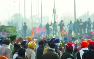 केंद्र से नहीं मिला ठोस जवाब, हजारों किसानों का दिल्ली कूच, कहा-फतेह करेंगे, टकराव नहीं