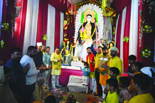 शिव की नगरी में हुई वाग्देवी की पूजा अर्चना, पंडालों में दिन भर लगी रही भक्तों की लाइन