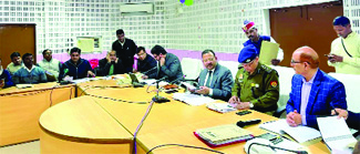 शांतिपूर्ण एवं सख्ती से होंगी परीक्षाएं -डीएम