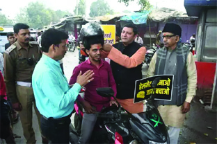 लापरवाह बाइक सवारों को तिलक लगाकर पहनाया हेलमेट, बोले, चालान से बचने को नहीं, जिंदगी के लिए पहनें