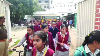 कड़ी निगरानी के बीच शुरू हुई यूपी बोर्ड परीक्षा पहली पाली में हिंदी का पेपर आसान, परीक्षार्थियों के चेहरे खिले