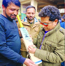 सचिन तेंदुलकर ने कश्मीर में बल्ला बनाने वाली इकाई का दौरा किया