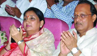 कौन हैं सुनेत्रा पवार, जो सुप्रिया सुले को देने जा रही हैं शरद पवार के पारिवारिक गढ़ में टक्कर कौन हैं सुनेत्रा पवार, जो सुप्रिया सुले को देने जा रही हैं शरद पवार के पारिवारिक गढ़ में टक्कर