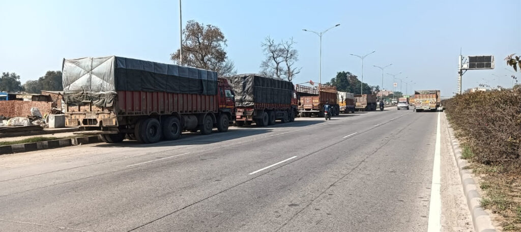 हादसे का इंतजार: नो पार्किंग क्षेत्र का साइन बोर्ड के बाद भी बेरोकटोक-धड़ल्ले से खड़ी हो रही भारी वाहन