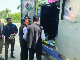 वाराणसी : चार मोबाइल वैन नए मतदाताओं को बता रहे ईवीएम व वीवीपैट से वोट डालने का तरीका