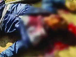 बीजापुर : नक्सलियों ने सीएएफ के एक जवान की दिन दहाड़े हत्या कर दी बीजापुर : नक्सलियों ने सीएएफ के एक जवान की दिन दहाड़े हत्या कर दी