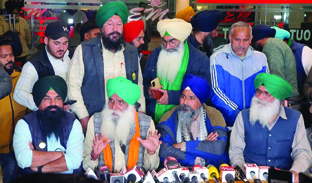 Prajatantra: 2020 के आंदोलन से कैसे अलग है किसानों का दिल्ली चलो मार्च, क्यों उठ रहे सवाल? Prajatantra: 2020 के आंदोलन से कैसे अलग है किसानों का दिल्ली चलो मार्च, क्यों उठ रहे सवाल?