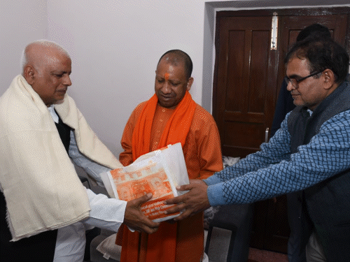 मुख्यमंत्री योगी ने संकटमोचन मंदिर में किया दर्शन – पूजन, महंत जी दिया प्रसाद