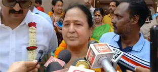 मुख्तार की मौत के बाद कृष्णानंद राय की पत्नी ने काशी विश्वनाथ का किया दर्शन, बोलीं, बाबा की कृपा से मिला न्याय