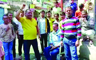 नाराज लोगों ने बीजेपी पार्षद को बनाया बंधक