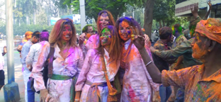 काशी में विदेशी पर्यटकों ने मस्ती संग खूब खेली होली