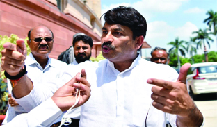 Arvind Kejriwal पर BJP का वार, मनोज तिवारी बोले- जेल से गिरोह चलते है, सरकार नहीं