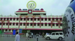 कैंट स्टेशन पर चार ट्रेनों का प्लेटफार्म बदला 