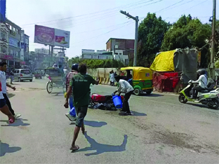 सड़क पर जा रही बाइक में अचानक लगी आग, मची अफरातफरी, भाग खड़ा हुआ सवार 