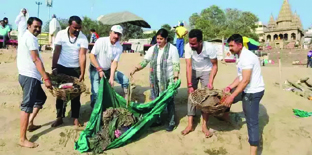 विदेशी पर्यटकों ने काशीवासियों से की गंगा स्वच्छता की अपील, अस्सी घाट पर दिलाई गई शपथ 