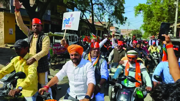 ‘हम हैं मोदी के परिवार’ की तख्ती लगाकर भाजपाइयों ने निकाली बाइक रैली, दिखा उत्साह 