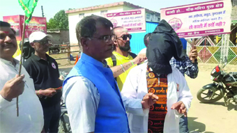 मांस मदिरा मुक्त काशी के लिए अनोखा प्रयास  आंख पर पट्टी बांध जादूगर ने चलाया बाइक