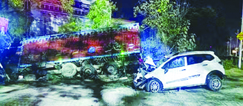 जौनपुर : कार-ट्रक की टक्कर, सात की मौत जौनपुर : कार-ट्रक की टक्कर, सात की मौत
