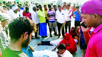 वाराणसी-गाजीपुर हाईवे पर कार ने पत्र विक्रेताओं को रौंदा