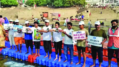 निषादराज जयंती पर गंगा घाट पर स्वच्छता अभियान, मां गंगा का दुग्धाभिषेक