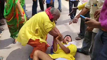 श्रद्धालुओं को टीका लगाने के लिए सरेराह भिड़े दो लोग, जमकर हुई मारपीट; सोशल मीडिया पर वायरल हुआ वीडियो