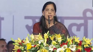 एक्शन में सुनीता केजरीवाल: सीएम आवास पर आप विधायकों से मुलाकात