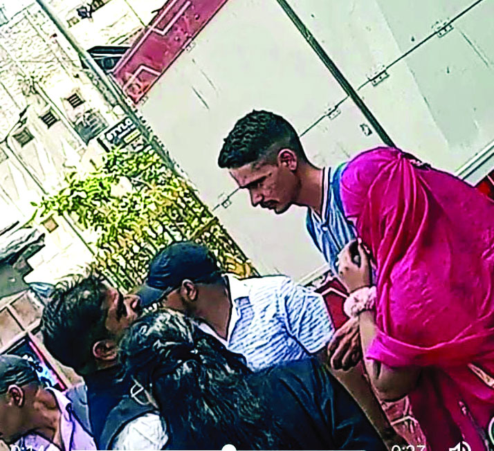 युवती ने घंटो किया प्रेम का ड्रामा, शादी करने पर अड़ी