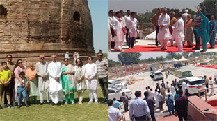 काशी पहुंचे गुजरात के राज्यपाल, परिवार संग सारनाथ के साथ स्वर्वेद मंदिर का किया अवलोकन