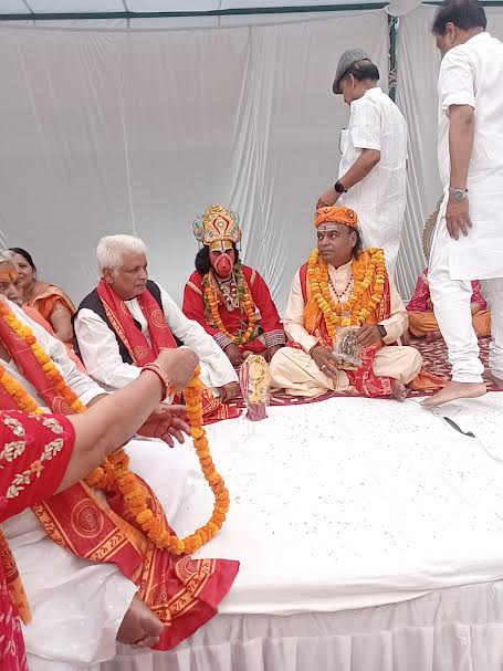 दुर्गाकुंड से निकली हनुमान ध्वजा प्रभात फेरी,संकट मोचन मंदिर के महंत जी ने बांटा प्रसाद