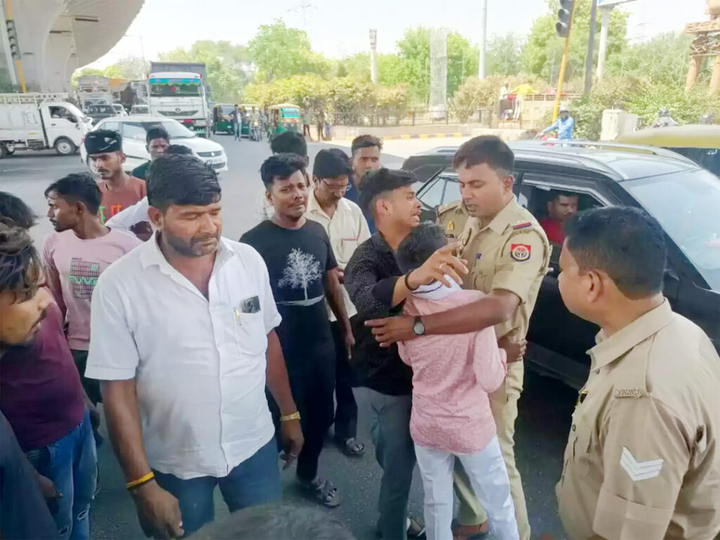 भाई के शादी में जा रही महिला की ट्रेलर के चपेट में आने से मौत