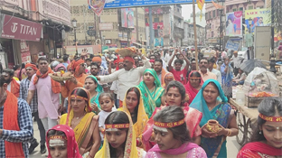 शिवसैनिकों ने किया मां श्रृंगार गौरी का दर्शन-पूजन, डमरू की थाप के साथ लगे जयकारे