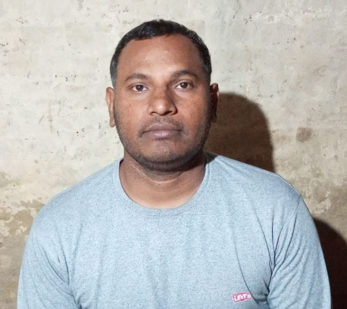 मजदूरी करके समाजसेवी सुबेदार यादव ने बनवाया शहिद आई ए एस दशरथ पाल तथा महान हाकी खिलाड़ी स्व भगवान दास के नाम स्मृति द्वार