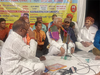 मूर्ख दिवस की पूर्व संध्या पर अस्सी घाट पर धुरंधर हास्य महोत्सव, छूटते रहे हंसी के फव्वारे 