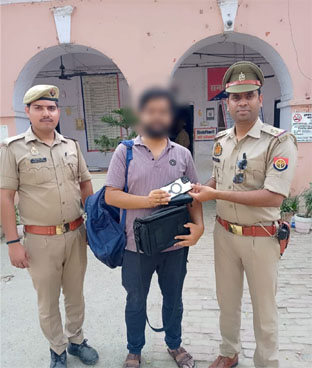 दर्शनार्थी का टेम्पो में छूटा बैग,पुलिस ने खोजकर वापस लौटाया