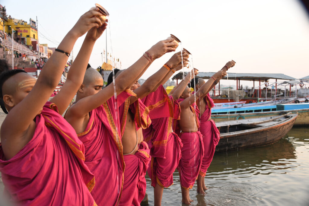सूर्य की पहली किरणों से नवसंवत्सवर की अगवानी, बनारस में बटुकों ने ऐसे किया हिंदू नव वर्ष का स्वागत