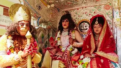 बजरंग बली की भक्ति में डूबे श्रद्धालु, हाथों में ध्वज निशान, हर तरफ गूंजा जय हनुमान