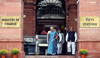 धोखाधड़ी रोकने के लिए दुकानदारों, बैंकिंग प्रतिनिधियों की अधिक जांच-परख चाहता है वित्त मंत्रालय