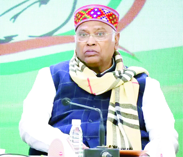 भाजपा का घोषणा पत्र जुमला कोरी बयानबाजी है : खड़गे