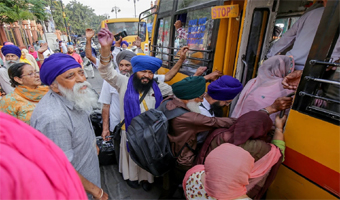 बैसाखी उत्सव में भाग लेने 2,400 भारतीय सिख तीर्थयात्री पाकिस्तान पहुंचे बैसाखी उत्सव में भाग लेने 2,400 भारतीय सिख तीर्थयात्री पाकिस्तान पहुंचे