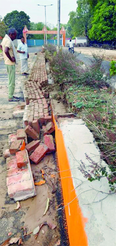 करोड़ों की लागत से बनी सड़क डिवाइडर कुछ ही महीनों में ध्वस्त